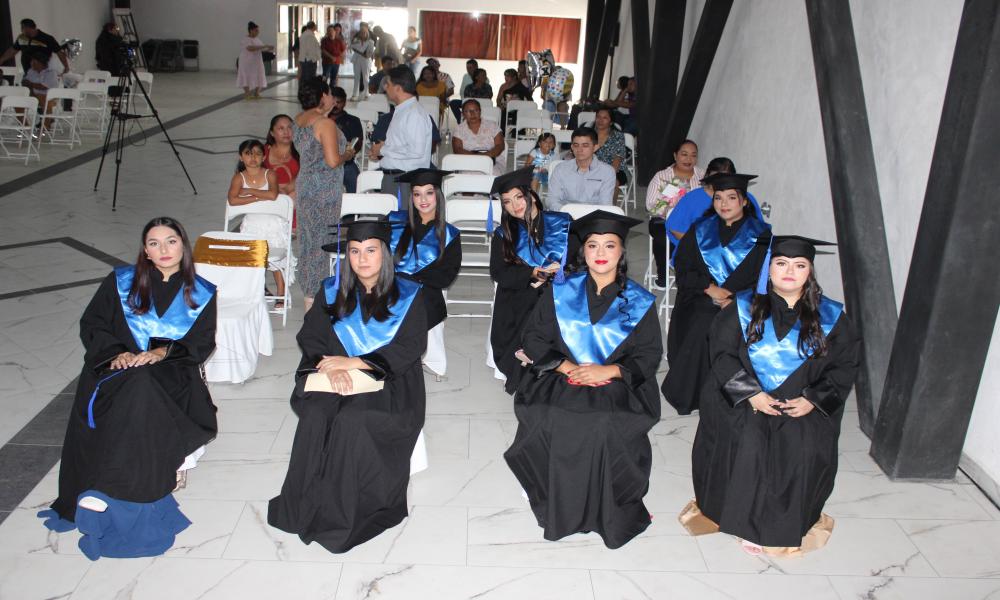 Se gradúan 17 nuevos profesionales en la Sede Tomatlán del CUCosta
