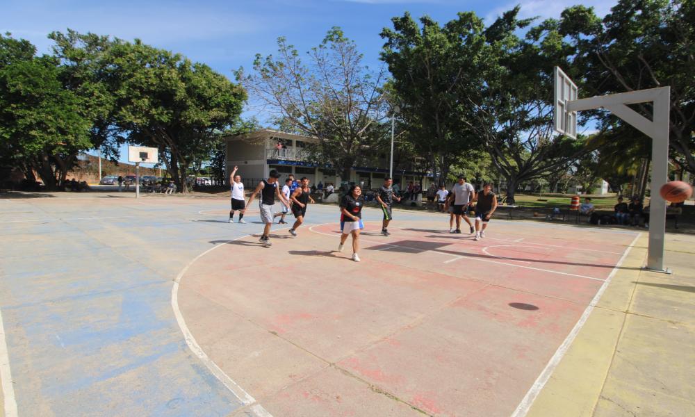 Con la tradicional partida del pastel y actividades deportivas concluye la “Semana de Biología” en CUCosta