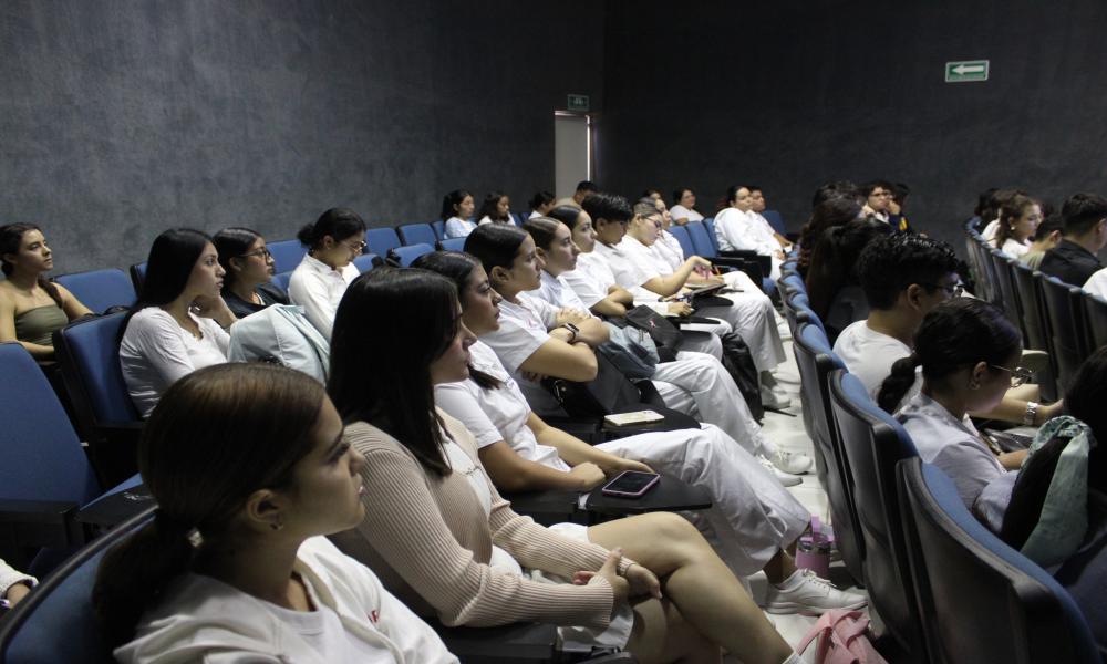 Capacitan a 150 estudiantes del CUCosta para fortalecer campaña de vacunación contra el sarampión en Puerto Vallarta