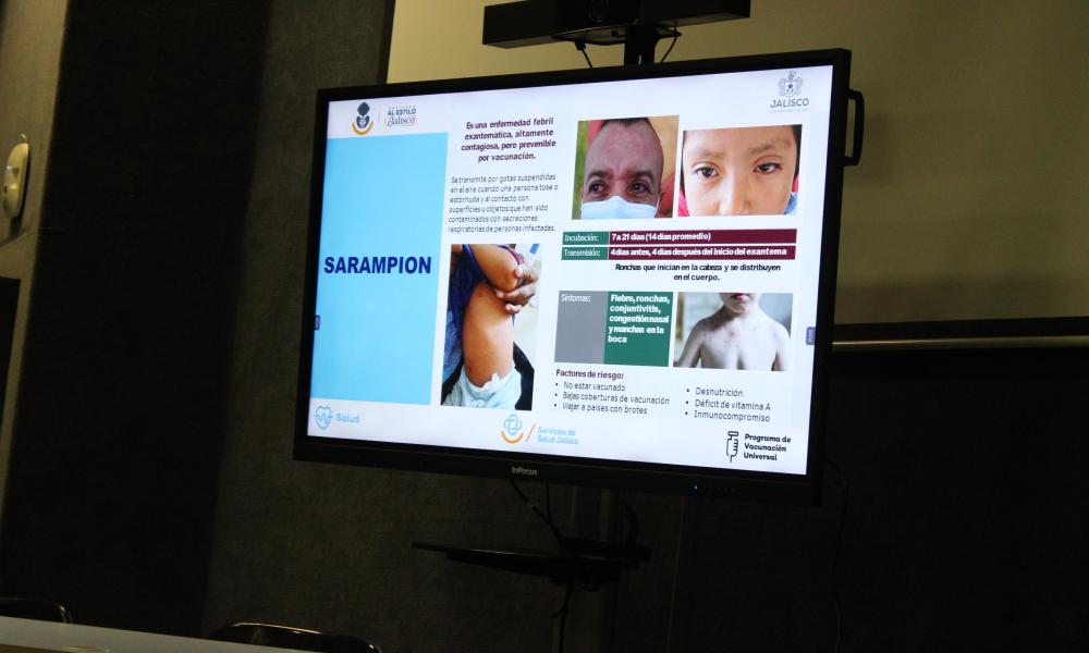 Capacitan a 150 estudiantes del CUCosta para fortalecer campaña de vacunación contra el sarampión en Puerto Vallarta