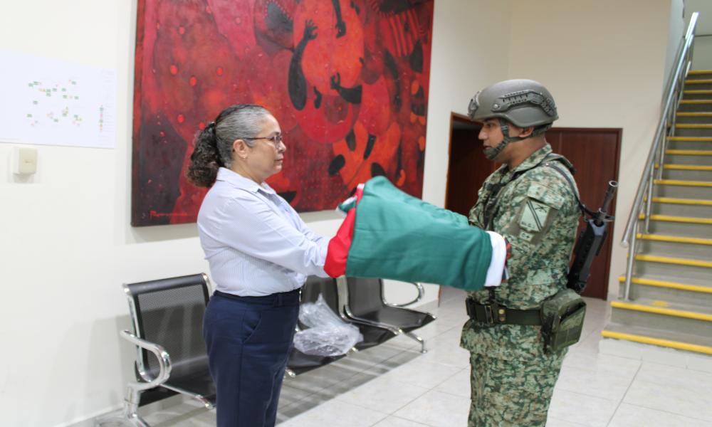 Comunidad universitaria participa en el izamiento de Bandera