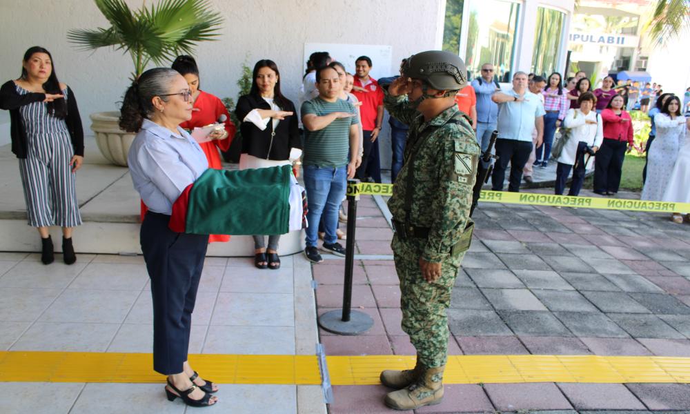 Comunidad universitaria participa en el izamiento de Bandera