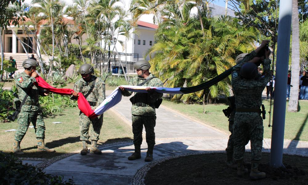 Comunidad universitaria participa en el izamiento de Bandera