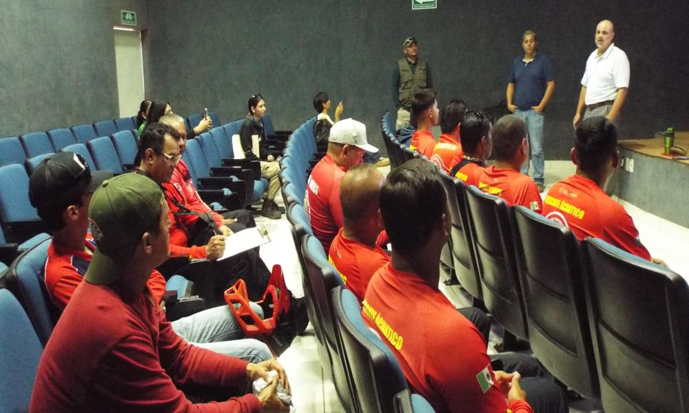 CUCosta capacita a personal de Protección Civil y Salvavidas en manejo y conservación de cocodrilos