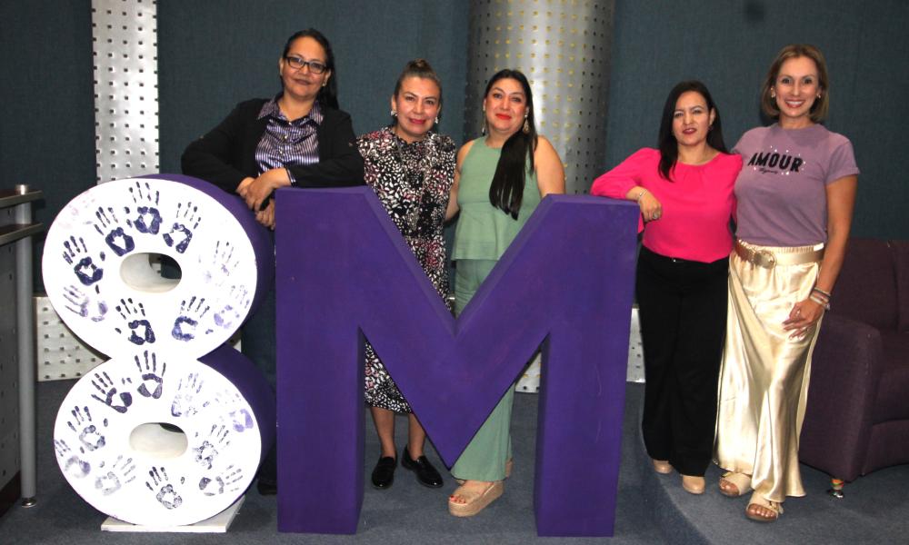 Universitarias comparten experiencias en el panel “Mujeres que rompen el techo de cristal”