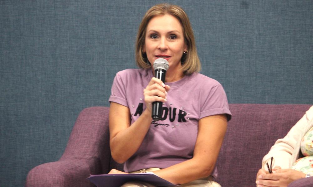 Universitarias comparten experiencias en el panel “Mujeres que rompen el techo de cristal”