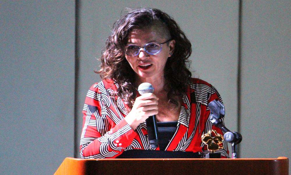 Eliza Capai es reconocida con la “Iguana de Oro” durante la clausura del FICPV 26