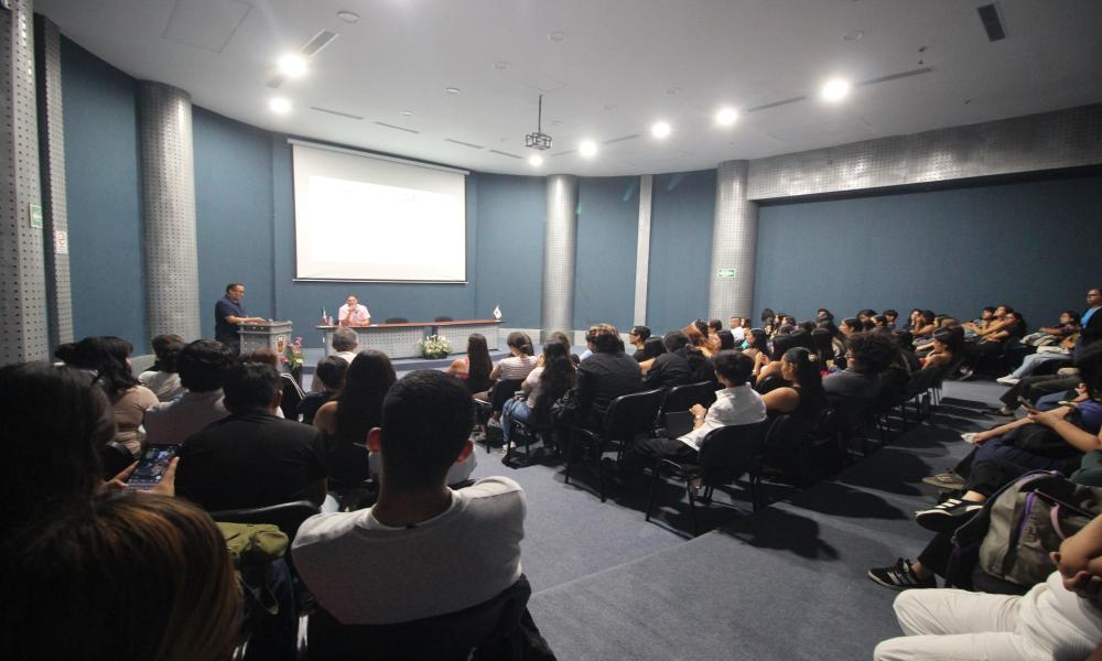 Imparte el Dr. Javier Ruiz Hermoso conferencia sobre el nuevo mapa del turismo global en CUCosta