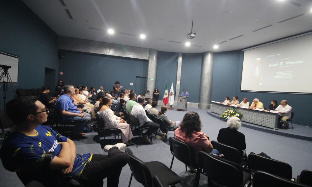 La Universidad de Guadalajara reconoce la trayectoria del Dr. Joseph B. Mountjoy en la arqueología de México