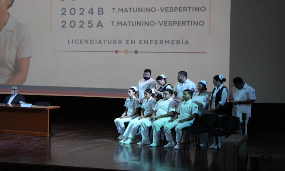 Realizan emotiva ceremonia de imposición de cofias y galones en el CUCosta