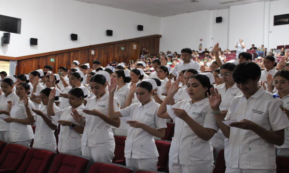 Realizan emotiva ceremonia de imposición de cofias y galones en el CUCosta