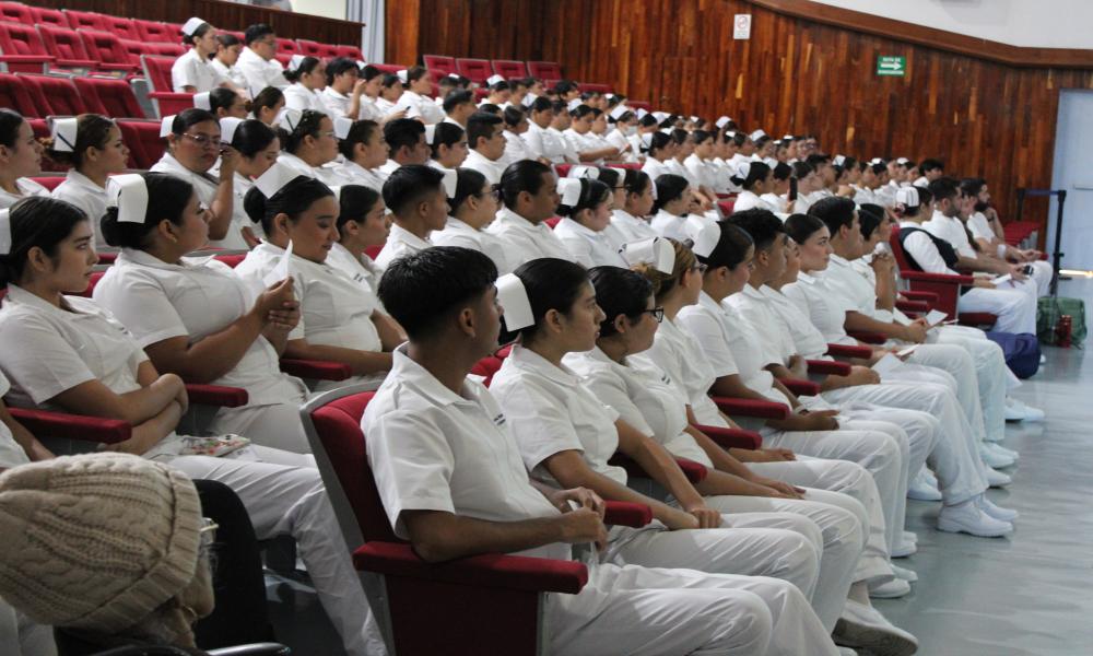 Realizan emotiva ceremonia de imposición de cofias y galones en el CUCosta