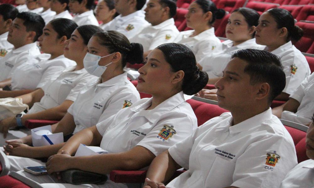 Realizan emotiva ceremonia de imposición de cofias y galones en el CUCosta