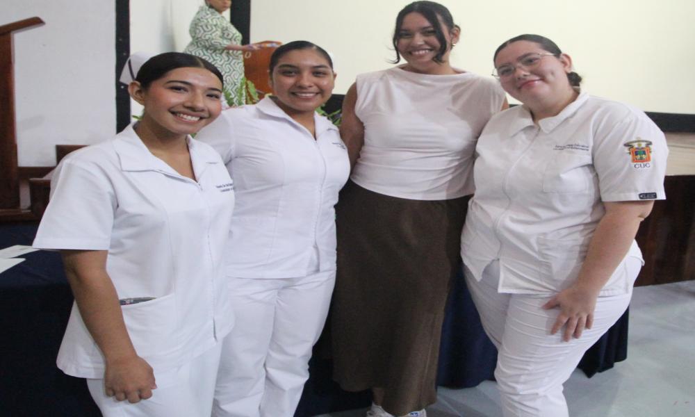 Realizan emotiva ceremonia de imposición de cofias y galones en el CUCosta