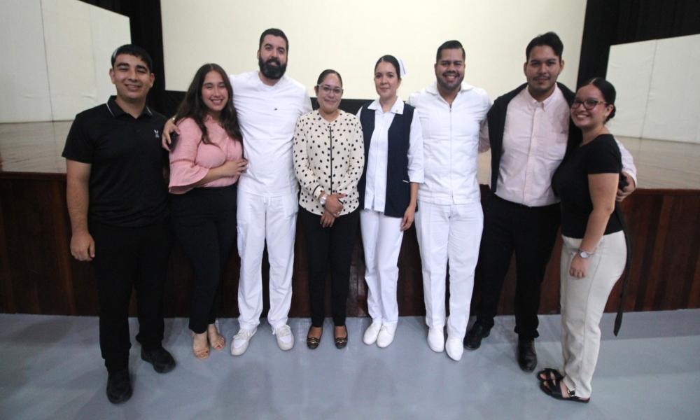 Realizan emotiva ceremonia de imposición de cofias y galones en el CUCosta