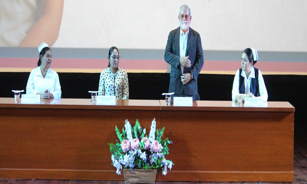 Realizan emotiva ceremonia de imposición de cofias y galones en el CUCosta