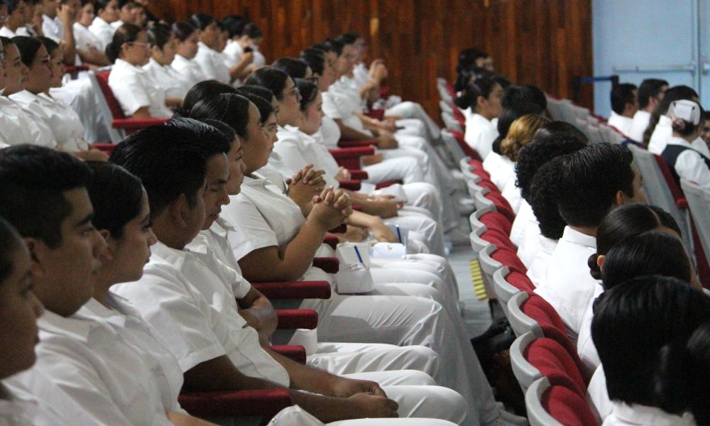 Realizan emotiva ceremonia de imposición de cofias y galones en el CUCosta