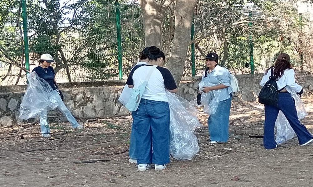 Estudiantes del CUCosta participan en jornada de limpieza en el río Pitillal