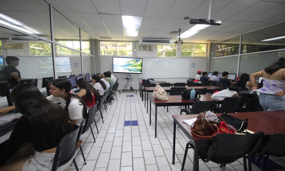 La rectora, Dra. María Esther Avelar Álvarez, dio la bienvenida a mil 066 estudiantes que inician su formación universitaria durante el ciclo escolar 2026-B.
