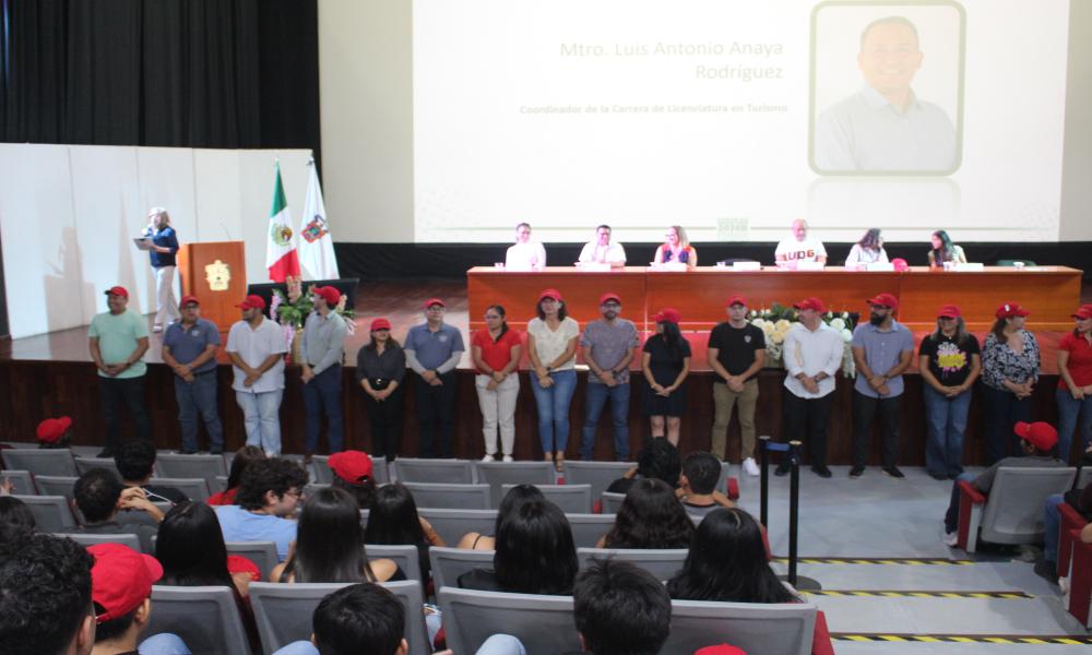 La rectora María Esther Avelar Álvarez da la bienvenida a la nueva generación del CUCosta