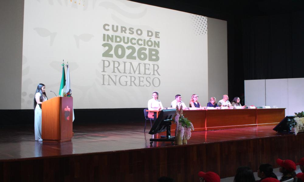 La rectora María Esther Avelar Álvarez da la bienvenida a la nueva generación del CUCosta