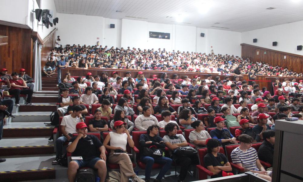 La rectora María Esther Avelar Álvarez da la bienvenida a la nueva generación del CUCosta