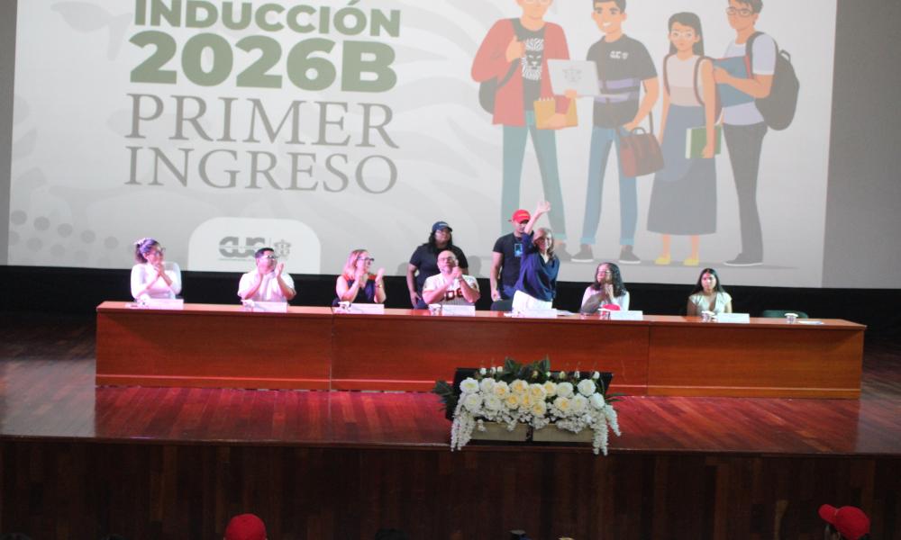 La rectora María Esther Avelar Álvarez da la bienvenida a la nueva generación del CUCosta