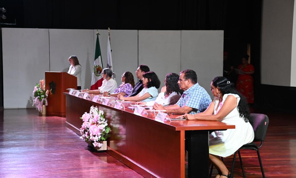 Reconoce UdeG a 48 universitarios por 20, 25 y 30 años de trayectoria en el CUCosta
