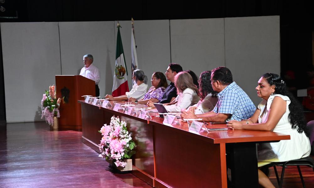 Reconoce UdeG a 48 universitarios por 20, 25 y 30 años de trayectoria en el CUCosta