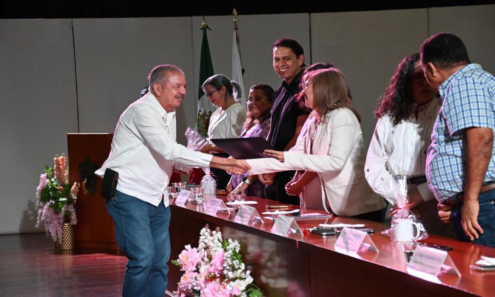 Reconoce UdeG a 48 universitarios por 20, 25 y 30 años de trayectoria en el CUCosta