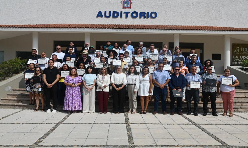 Reconoce UdeG a 48 universitarios por 20, 25 y 30 años de trayectoria en el CUCosta