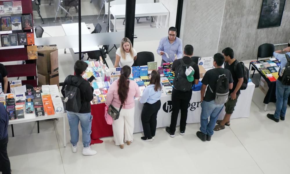 Participan 14 editoriales en la Feria Bibliográfica 2026 en CUCosta 
