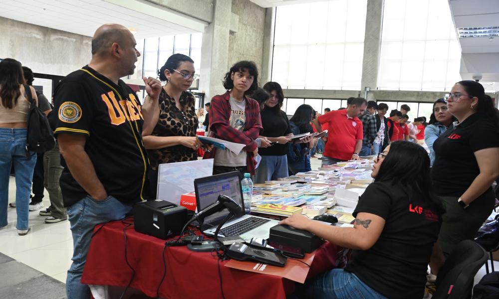 Participan 14 editoriales en la Feria Bibliográfica 2026 en CUCosta 