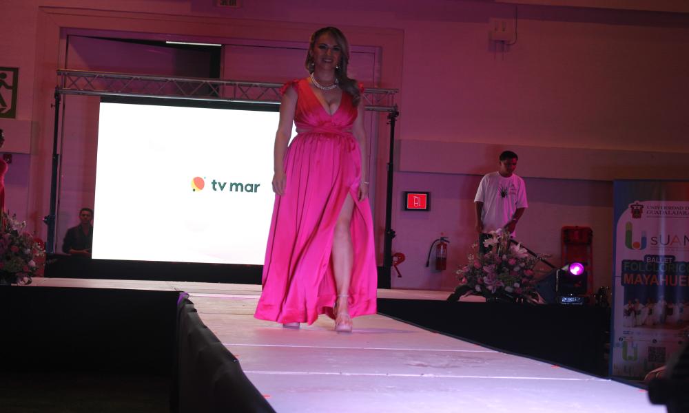 Comunidad universitaria del CUCosta se suma a Fashion Pink Care en apoyo a sobrevivientes de cáncer de mama