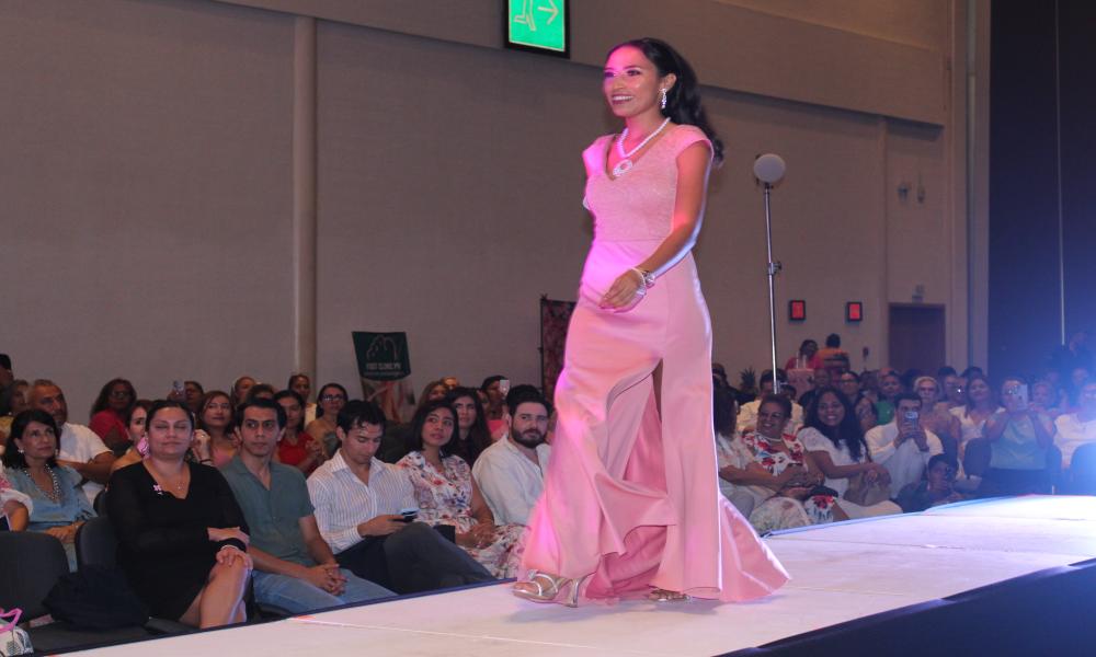 Comunidad universitaria del CUCosta se suma a Fashion Pink Care en apoyo a sobrevivientes de cáncer de mama