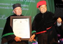 Condecora UNICACH a Juan Luis Cifuentes Lemus