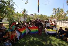 Se realiza el izamiento de la bandera LGBTIQ+ en CUCosta